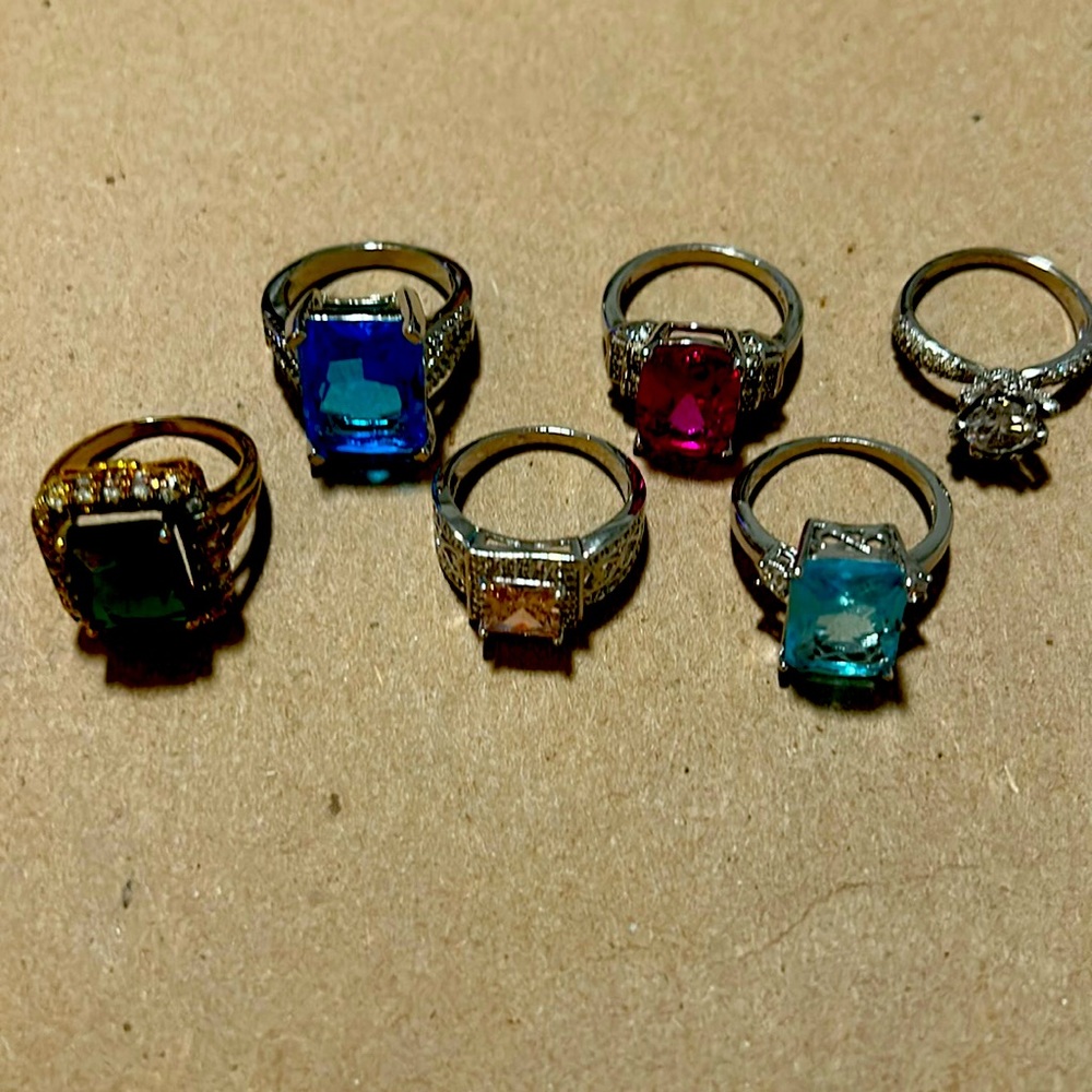 Here’s 6 Beautiful Silver tone Costume 💍s + 1 Gold tone ring, Sizes 6.5 to 7.